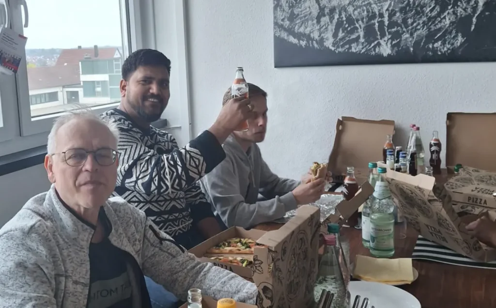 Pizza essen, dazu kühle Getränke